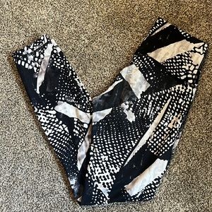 Lululemon Black & White sz 4